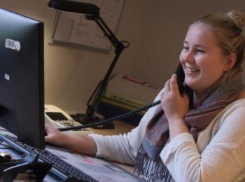 Mitarbeiterin an Telefon