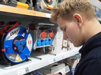 Azubi vor Regal mit Waren