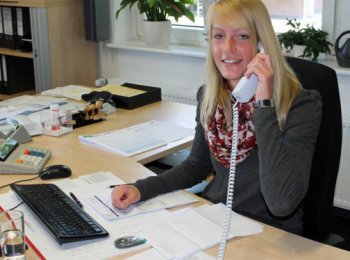 Mitarbeiterin am Telefon