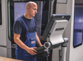 Mitarbeiter an einer Maschine