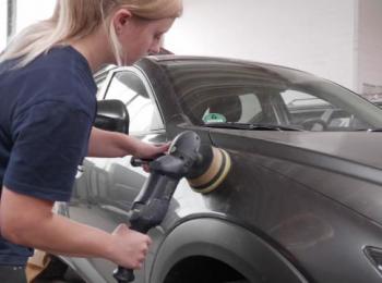 Auszubildende poliert Auto