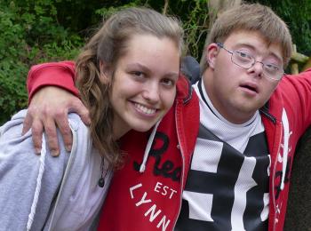 Betreuer mit Bewohner