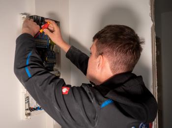 Azubi an Stromkasten