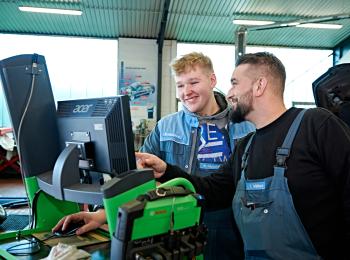 AUsbilder Timo Wahlers mit einem Azubi vor einem Diagnosebildschirm