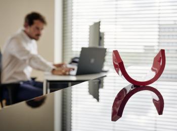 Mitarbeiter des Unternehmens an einem Bildschirm