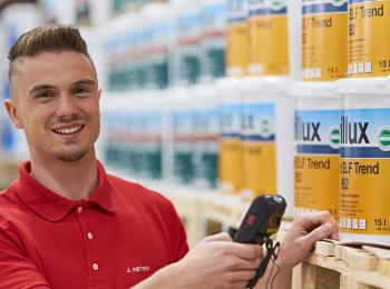 Mitarbeiter beim Scannen von Ware