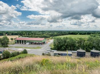 Blick auf die Anlagen der Deponie vom Müllberg aus fotografiert