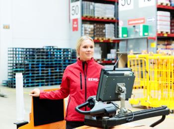 Auszubildende bei der Registrierung im Lager