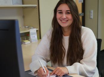 Foto einer jungen Frau in der Ausbildung
