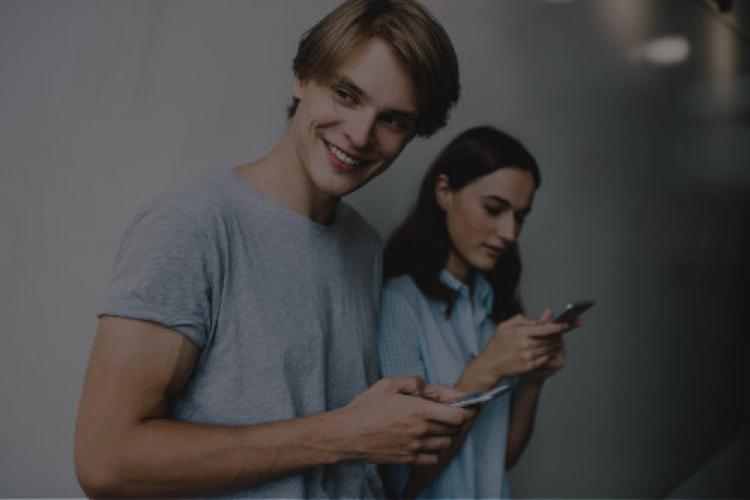 Junge und Mädchen mit Smartphones